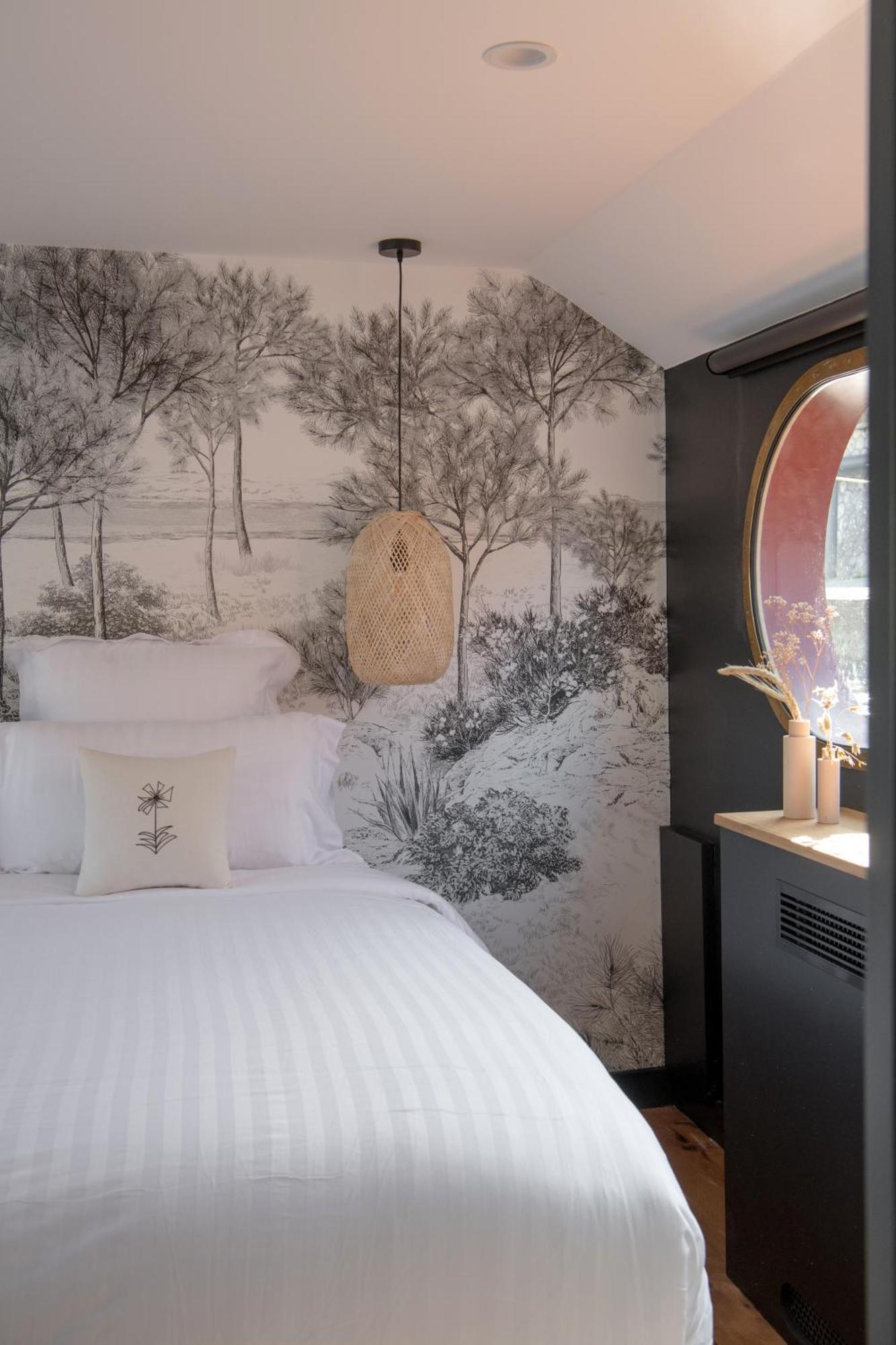 Отель La Peniche - Bed And Bicycle - Tournon Экстерьер фото